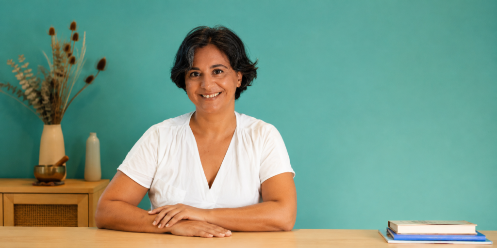 Mylène Candel en séance de coaching parental, à son bureau au mur turquoise